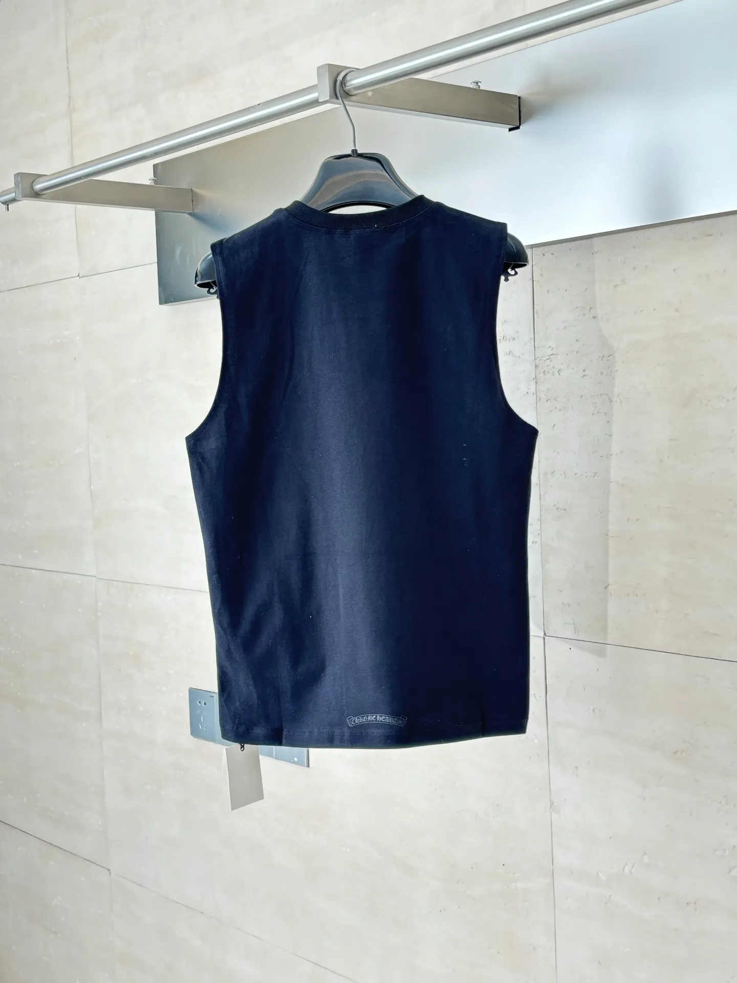 P220 Chrome Heart*/Chrome Heart CH black flocked three-cross vest (women's style). Custom-woven and dyed 40 yarn surface pattern with scratchy fabric. The ready-made garments are made of YB consistent electrostatic flocking technology. It is not an ordinary lettering mold technology. The colors are different at different angles. Brand new collar label (not the previous leather label) and washed label.  Size：S/M/L